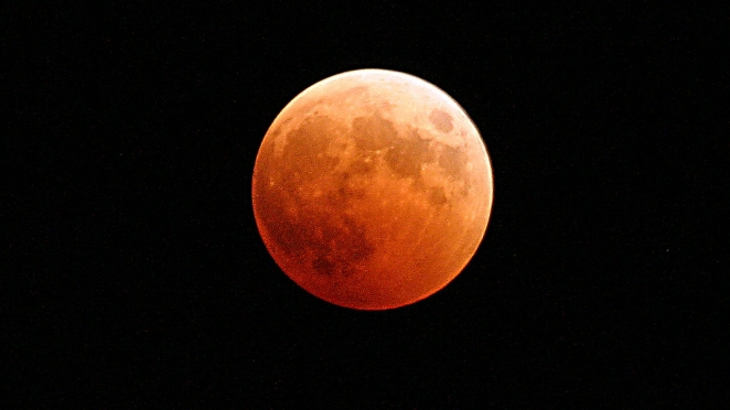 1280px-US_Navy_041027-N-9500T-001_The_moon_turns_red_and_orange_during_a_total_lunar_eclipse